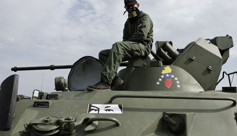 Μαζική ανάπτυξη του στρατού σε όλη την Βενεζουέλα, λόγω άφιξης αμερικανικού αεροπλανοφόρου στην Καραϊβική