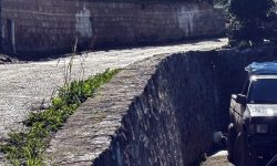 Στο σημείο της τραγωδίας με τον 3χρονο στην Αχαΐα – Ο θείος του χτύπησε σε γωνία μπαλκονιού, ζαλίστηκε και έπεσε στο κενό παρασύροντας και το παιδί