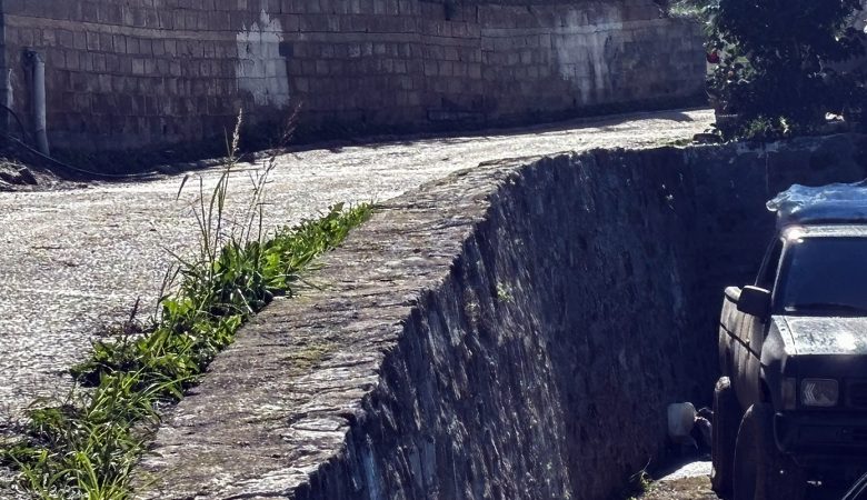 Στο σημείο της τραγωδίας με τον 3χρονο στην Αχαΐα – Ο θείος του χτύπησε σε γωνία μπαλκονιού, ζαλίστηκε και έπεσε στο κενό παρασύροντας και το παιδί