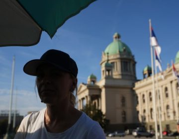 Στις 11 μέρες έχει φτάσει η απεργία πείνας έξω από την σερβική βουλή μητέρας θύματος στον σιδηροδρομικό σταθμό του Νόβι Σαντ