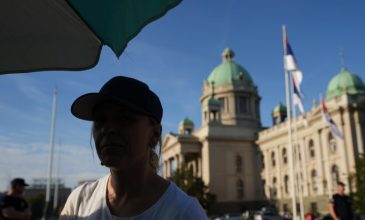 Στις 11 μέρες έχει φτάσει η απεργία πείνας έξω από την σερβική βουλή μητέρας θύματος στον σιδηροδρομικό σταθμό του Νόβι Σαντ