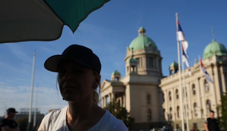 Στις 11 μέρες έχει φτάσει η απεργία πείνας έξω από την σερβική βουλή μητέρας θύματος στον σιδηροδρομικό σταθμό του Νόβι Σαντ