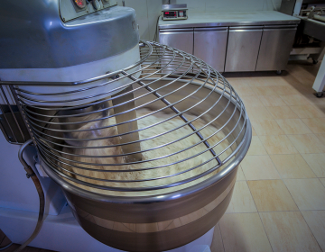 Τραγικός θάνατος 49χρονης στο Δαμάσι Λάρισας – Εγκλωβίστηκε σε μηχάνημα του φούρνου που εργαζόταν