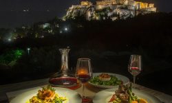 Στο Hill Athens σάς περιμένει μια βραδιά που θα θυμάστε για καιρό, με γεύσεις, μελωδίες και θέα την Ακρόπολη
