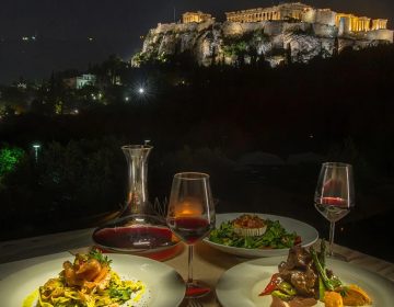 Στο Hill Athens σάς περιμένει σε μια βραδιά που θα θυμάστε για καιρό, με γεύσεις, μελωδίες και θέα την Ακρόπολη