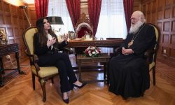 Η Κίμπερλι Γκίλφοϊλ συναντήθηκε με τον Αρχιεπίσκοπο Ιερώνυμο: «Είναι θαυμάσιο που σας γνωρίζω»