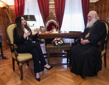 Η Κίμπερλι Γκίλφοϊλ συναντήθηκε με τον Αρχιεπίσκοπο Ιερώνυμο: «Είναι θαυμάσιο που σας γνωρίζω»