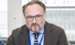 «Η ηλεκτρική διασύνδεση Ελλάδας-Κύπρου υποστηρίζεται ενεργά από την ΕΕ» λέει ο επίτροπος Ενέργειας