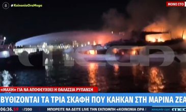 Συναγερμός από μεγάλη πυρκαγιά στη Μαρίνα Ζέας – Στις φλόγες τέσσερα σκάφη, βυθίστηκαν τα τρία