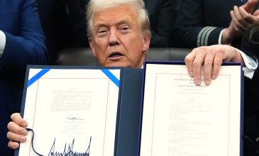 Οι ΗΠΑ σταματούν από την Τρίτη την είσπραξη δασμών που κρίθηκαν παράνομοι από το Ανώτατο Δικαστήριο