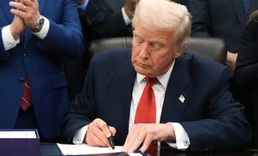 Ο Τραμπ ανακοίνωσε επιπρόσθετους δασμούς 25% σε κάθε χώρα που έχει δοσοληψίες με το Ιράν