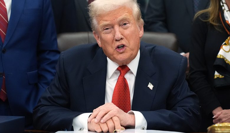 Τραμπ: Ο Επστάιν ήταν ένας Δημοκρατικός – Να γίνει έρευνα για τις σχέσεις του με τον Μπιλ Κλίντον