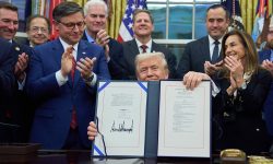 Ο Ντόναλντ Τραμπ υπέγραψε τη συμφωνία για να μπει τέλος στο μεγαλύτερο shutdown στην ιστορία των ΗΠΑ