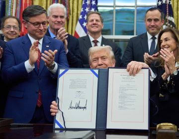 Ο Ντόναλντ Τραμπ υπέγραψε τη συμφωνία για να μπει τέλος στο μεγαλύτερο shutdown στην ιστορία των ΗΠΑ