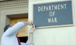 «Καλώς ήρθατε στο υπουργείο Πολέμου» – Ο υπουργός Άμυνας των ΗΠΑ βίδωσε την πινακίδα στην είσοδο του Πενταγώνου