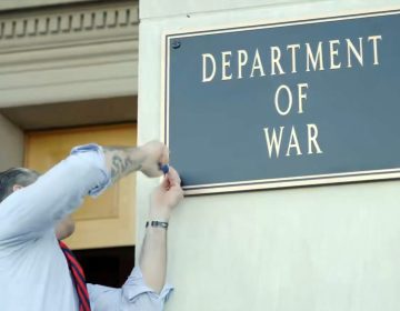 «Καλώς ήρθατε στο υπουργείο Πολέμου» – Ο υπουργός Άμυνας των ΗΠΑ βίδωσε την πινακίδα στην είσοδο του Πενταγώνου