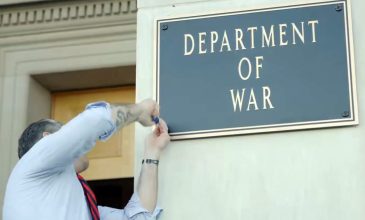«Καλώς ήρθατε στο υπουργείο Πολέμου» – Ο υπουργός Άμυνας των ΗΠΑ βίδωσε την πινακίδα στην είσοδο του Πενταγώνου