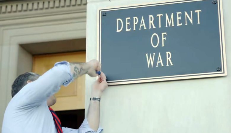 «Καλώς ήρθατε στο υπουργείο Πολέμου» – Ο υπουργός Άμυνας των ΗΠΑ βίδωσε την πινακίδα στην είσοδο του Πενταγώνου