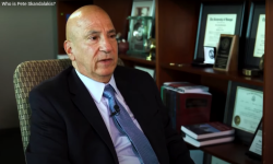 Ο Ελληνοαμερικανός εισαγγελέας Πιτ Σκανδαλάκης ανέλαβε την υπόθεση εναντίον του Τραμπ και άλλων 14 προσώπων