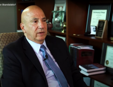 Ο Ελληνοαμερικανός εισαγγελέας Πιτ Σκανδαλάκης ανέλαβε την υπόθεση εναντίον του Τραμπ και άλλων 14 προσώπων