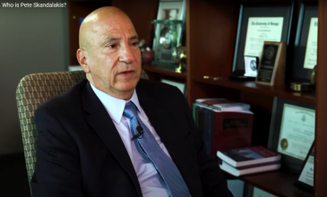 Ο Ελληνοαμερικανός εισαγγελέας Πιτ Σκανδαλάκης ανέλαβε την υπόθεση εναντίον του Τραμπ και άλλων 14 προσώπων