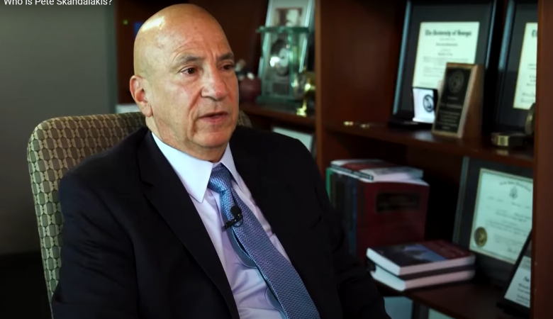 Ο Ελληνοαμερικανός εισαγγελέας Πιτ Σκανδαλάκης ανέλαβε την υπόθεση εναντίον του Τραμπ και άλλων 14 προσώπων