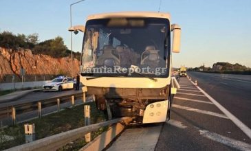 Τροχαίο με τουριστικό λεωφορείο από τη Θεσσαλονίκη με προορισμό την Αθήνα – Πέντε επιβάτες και ο οδηγός στο νοσοκομείο