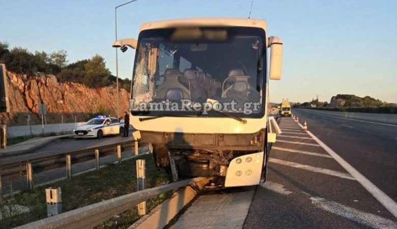 Τροχαίο με τουριστικό λεωφορείο από τη Θεσσαλονίκη με προορισμό την Αθήνα – Πέντε επιβάτες και ο οδηγός στο νοσοκομείο