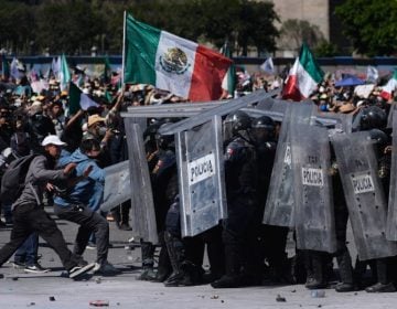 Περισσότεροι από 120 τραυματίες σε επεισοδιακή διαδήλωση στο Μεξικό