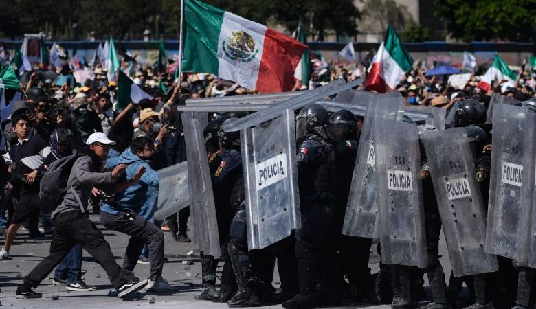 Περισσότεροι από 120 τραυματίες σε επεισοδιακή διαδήλωση στο Μεξικό