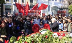 Στεφάνια στο Πολυτεχνείο από ΚΚΕ και ΚΝΕ: «Τα συνθήματά του εμπνέουν και σήμερα το λαό μας»