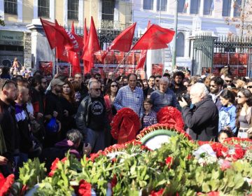 Στεφάνια στο Πολυτεχνείο από ΚΚΕ και ΚΝΕ: «Τα συνθήματά του εμπνέουν και σήμερα το λαό μας»