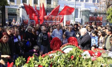 Στεφάνια στο Πολυτεχνείο από ΚΚΕ και ΚΝΕ: «Τα συνθήματά του εμπνέουν και σήμερα το λαό μας»