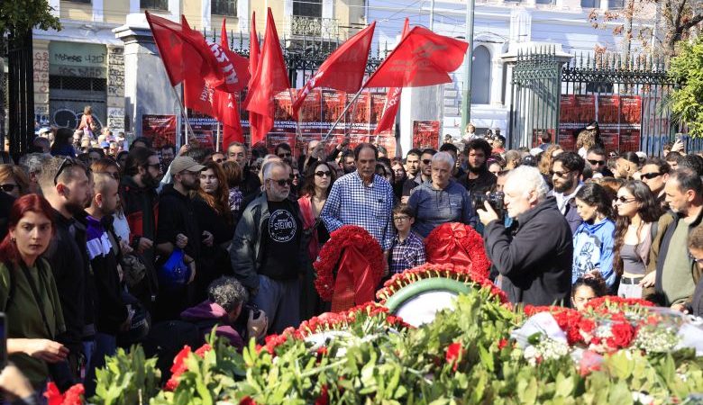 Στεφάνια στο Πολυτεχνείο από ΚΚΕ και ΚΝΕ: «Τα συνθήματά του εμπνέουν και σήμερα το λαό μας»