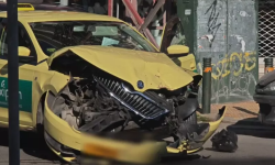 Μετωπική σύγκρουση ανάμεσα σε βαν και ταξί στην Ευελπίδων