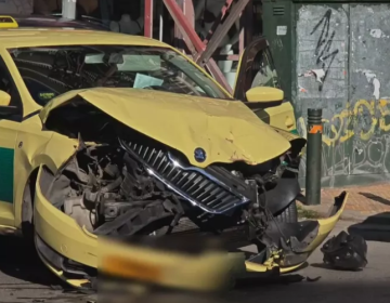 Μετωπική σύγκρουση ανάμεσα σε βαν και ταξί στην Ευελπίδων