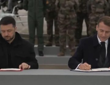 Συμφωνία για την πώληση 100 γαλλικών στρατιωτικών αεροπλάνων Rafale υπέγραψαν Μακρόν και Ζελένσκι