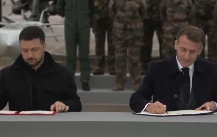 Συμφωνία για την πώληση 100 γαλλικών στρατιωτικών αεροπλάνων Rafale υπέγραψαν Μακρόν και Ζελένσκι