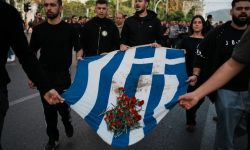 H αιματοβαμμένη σημαία του Πολυτεχνείου έφθασε στην αμερικανική πρεβεία