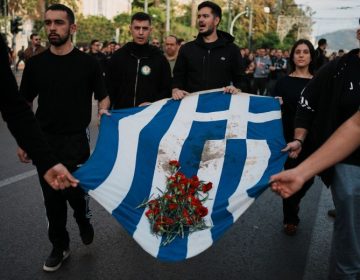 H αιματοβαμμένη σημαία του Πολυτεχνείου έφθασε στην αμερικανική πρεβεία