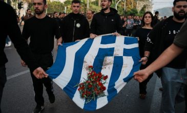 H αιματοβαμμένη σημαία του Πολυτεχνείου έφθασε στην αμερικανική πρεβεία
