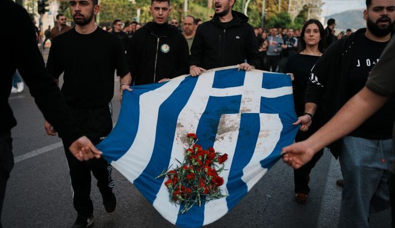 H αιματοβαμμένη σημαία του Πολυτεχνείου έφθασε στην αμερικανική πρεβεία