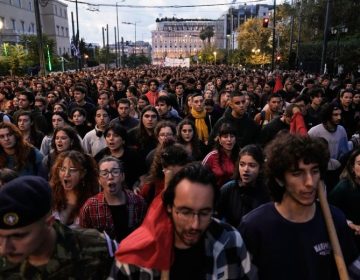 Σε εξέλιξη η πορεία για το Πολυτεχνείο – Με νεανικό παλμό, αλλά οργανωμένα και συντεταγμένα τα μπλοκ των φοιτητικών συλλόγων