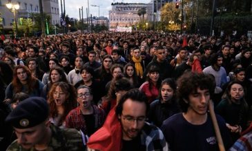 Σε εξέλιξη η πορεία για το Πολυτεχνείο – Με νεανικό παλμό, αλλά οργανωμένα και συντεταγμένα τα μπλοκ των φοιτητικών συλλόγων