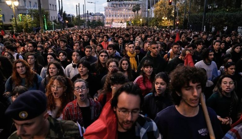 Σε εξέλιξη η πορεία για το Πολυτεχνείο – Με νεανικό παλμό, αλλά οργανωμένα και συντεταγμένα τα μπλοκ των φοιτητικών συλλόγων