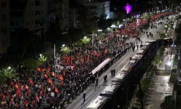 Ολοκληρώθηκε έξω από την Αμερικανική Πρεσβεία η πορεία για την 52η επέτειο από την εξέγερση του Πολυτεχνείου