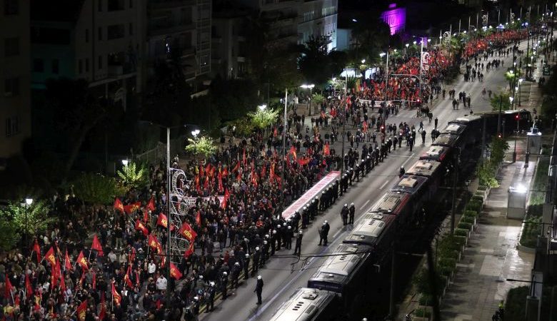 Ολοκληρώθηκε έξω από την Αμερικανική Πρεσβεία η πορεία για την 52η επέτειο από την εξέγερση του Πολυτεχνείου