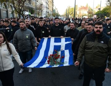 Στην κορυφή της πορείας προς την αμερικανική πρεσβεία η αιματοβαμμένη σημαία-σύμβολο του Πολυτεχνείου