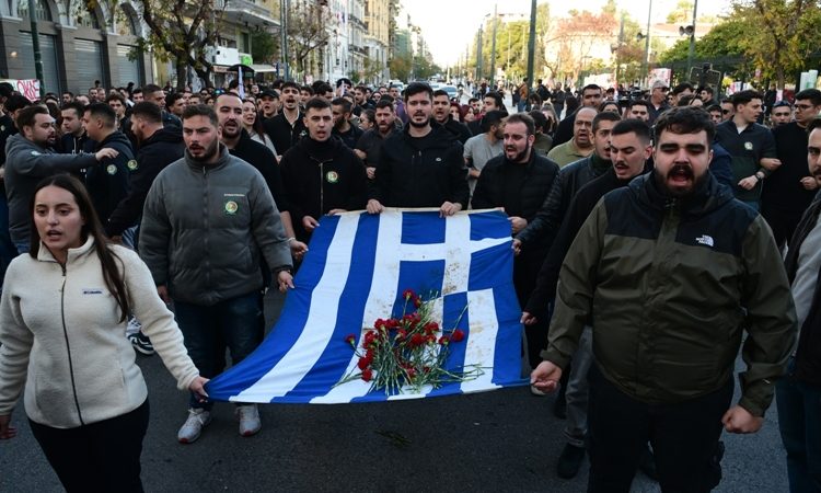 Στην κορυφή της πορείας προς την αμερικανική πρεσβεία η αιματοβαμμένη σημαία-σύμβολο του Πολυτεχνείου