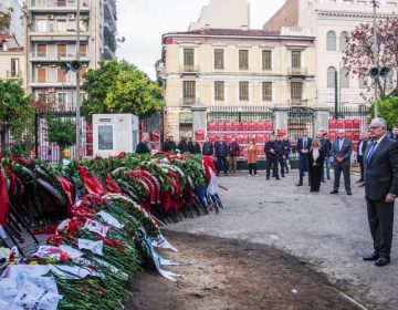 Ο Τασούλας κατέθεσε στεφάνι στο Πολυτεχνείο: «Υπεύθυνη, λαϊκή και διαρκής διεκδίκηση της Δημοκρατίας και της Ελευθερίας»